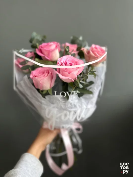 7 роз с эвкалиптом в стильной упаковке (цвет роз подбирается из наличия и может отличаться от фото)